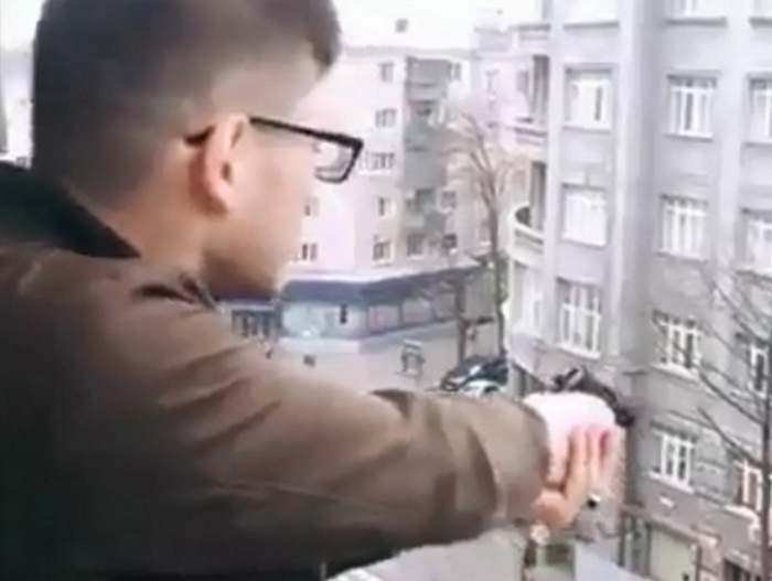 У Харкові студент-мажор для розваги почав стріляти з балкона по перехожим внизу.