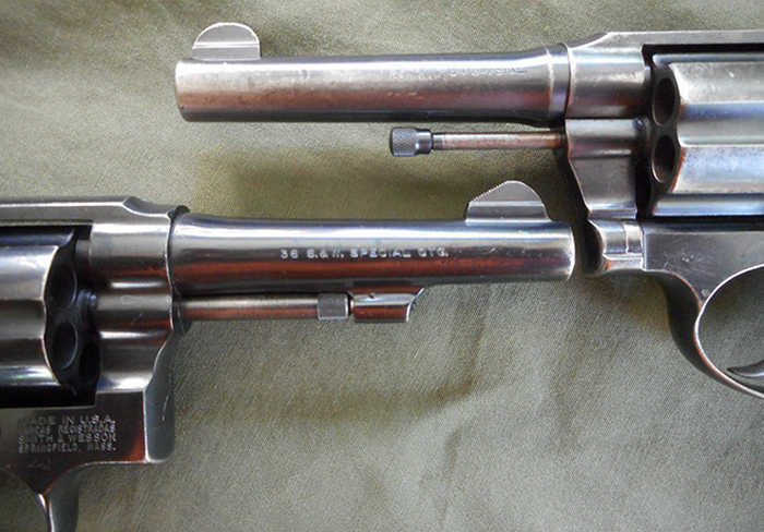 Самый простой способ отличить револьверы – это взглянуть на стержень экстрактора. У револьверов Colt отсутствует кожух.