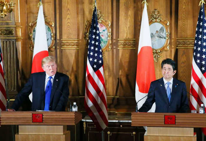 Президент США Дональд Трамп та прем’єр-міністр Японії Абе Сіндзо на прес-конференції в Токіо