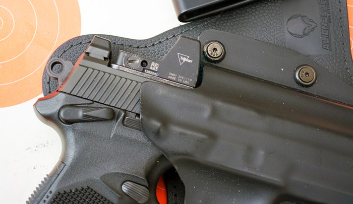 Для того щоб пістолет з прицілом Trijicon RMR вліз у кобуру, її довелося підрізати.