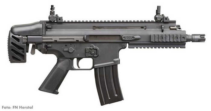 Полум’ягасник у FN SCAR-SC досить невеликий. Зверніть увагу на перемикач вогню з позиціями A – 1 – S.