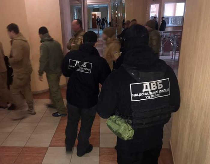 В Одесі троє слідчих пограбували інкасаторів, підкинувши їм «нелегальну зброю»