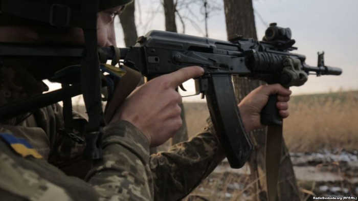 Український солдат з автоматом Калашникова