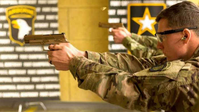 Американские солдаты упражняются в стрельбе из новых пистолетов.