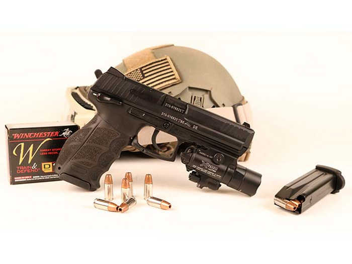 У багатьох сучасних пістолетів є планки для аксесуарів, і багато виробників роблять якісні ліхтарики для них. Surefire X-400 – один з кращих варіантів.