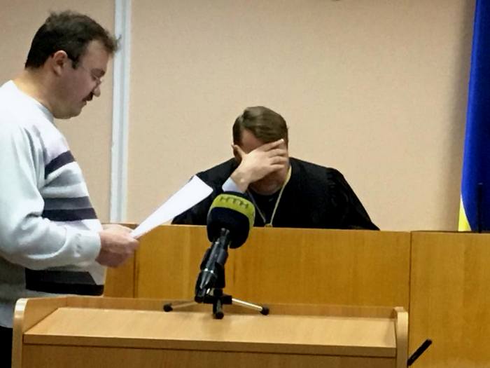 Суддя слухає пояснення слідчого про причини закриття справи проти Пашинського