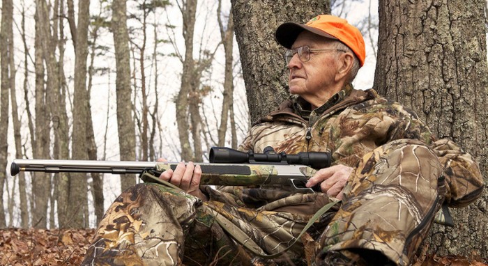 Фото. Клайд Робертс оформив довічну ліцензію на полювання 40 років тому за $5.