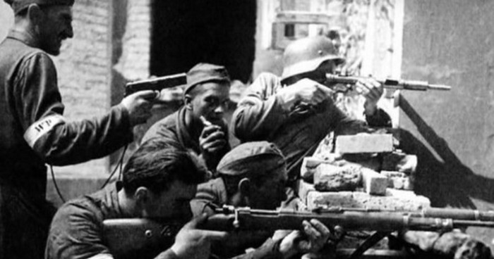 Польский солдат с Vis.35 в руке.
