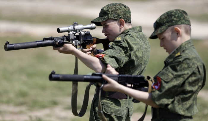 Cadets of Cossack military academy practice in Sevastopol, Crimea, on May 15, 2015 (Photo by AFP)
