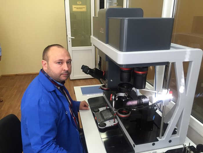 Вот на фото новый микроскоп и его оператор – эксперт КНИИСЭ Игорь Самойленко, первым идентифицировавший оружие, которое стреляло на Майдане.