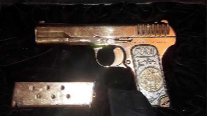 Золотой пистолет ТТ из коллекции врио премьер-министра Дагестана, изъятый при обыске, с его инициалами (Гамидов Абдусамад Мустафаевич) на рукоятке