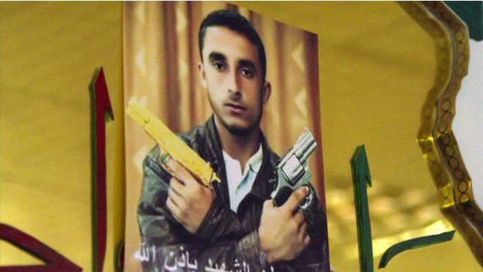 Омран Шабаан, один з тих, хто захопив лівійського лідера Муммара Каддафі, позує із золотим пістолетом, який належав диктаторові