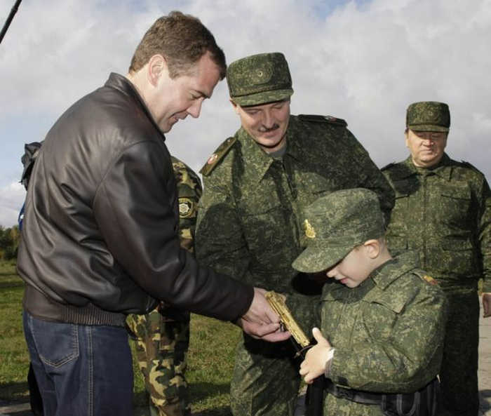 Дмитро Медведєв із сином білоруського президента Колею