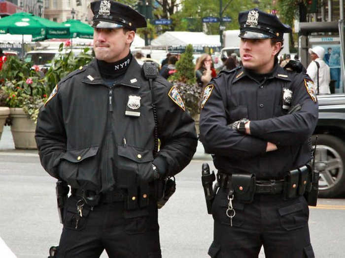 Нью-Йоркские полицейские на службе.