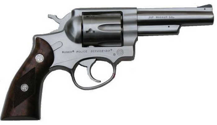 Ruger Police Service Six під патрон .357 Magnum. Поліцейські отримували модель під патрон .38 Special, а для носіння не на службі – Ruger Speed Six.