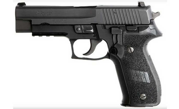 Sig Sauer P226 был один из трех пистолетов, одобренных для ношения полицейскими.