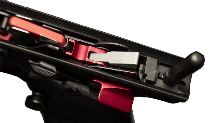 Із деталлю під назвою Blast Shield Magazine Disconnect Replacement пістолет зможе стріляти без вставленого магазина.