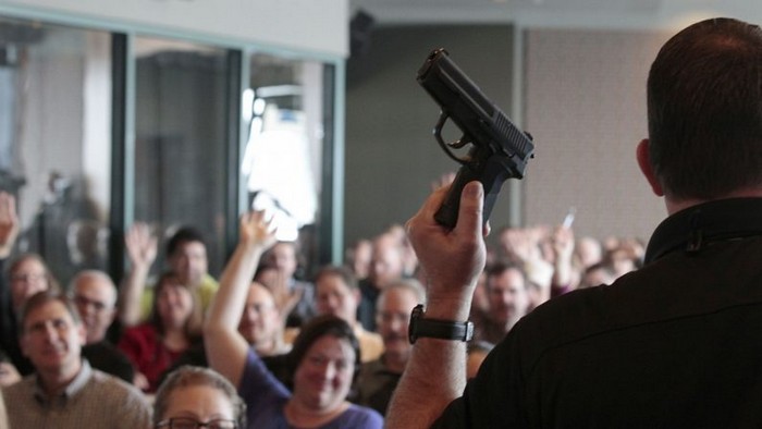 Во Флориде, вместо дополнительных запретов, преподавателям разрешили носить оружие в школах
