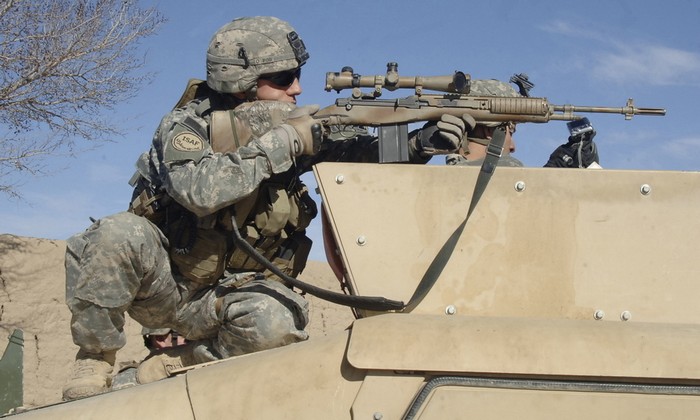  ​Американский снайпер в Ираке, вооружённый старой снайперской винтовкой M21