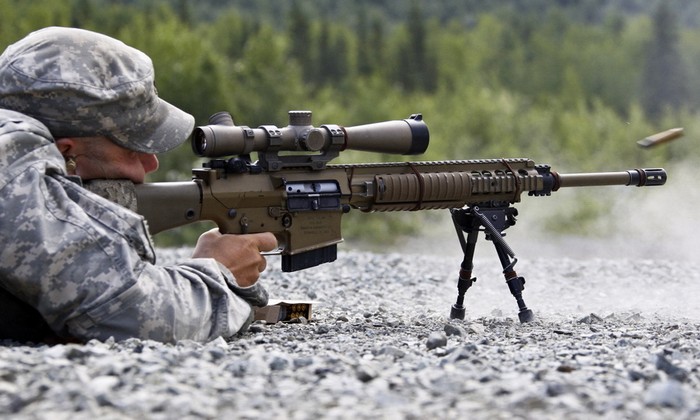 ​Снайпер американской армии ведёт огонь из XM110