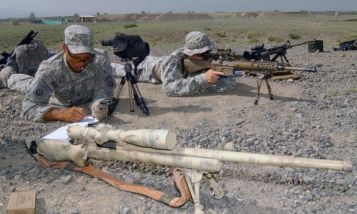  ​Снайперская пара американской армии в ходе тестирования опытной винтовки XM110. На переднем плане винтовка первого номера с ручной перезарядкой