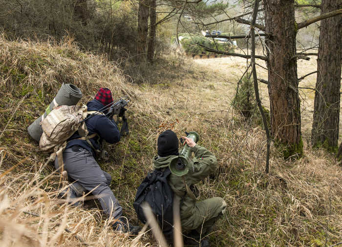 Бійці добровольчих сил національної оборони Литви організують засідку на колону бронетехніки з використанням стрілецької і протитанкової зброї під час навчань Allied Spirit VIII