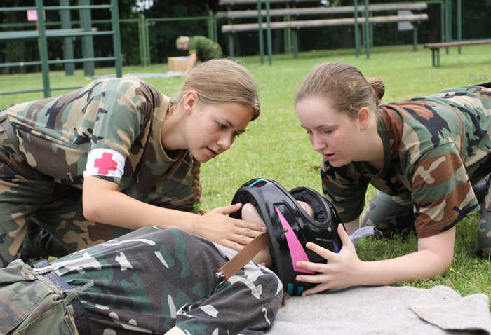 Дівчата зі Спілки литовських стрільців вчаться надавати медичну допомогу.