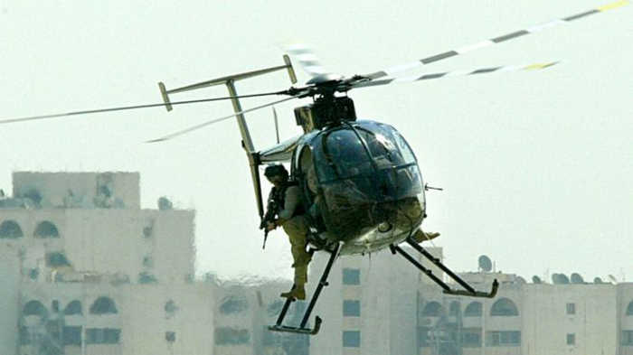 За кордоном приватні військові компанії мають на своєму озброєнні автоматичну вогнепальну зброю та різноманітну техніку, наприклад, гелікоптери. На фото - бійці ПВК Blackwater у Багдаді, 2004 рік 