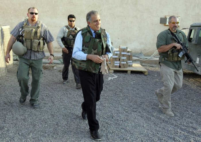 Охоронці з американської приватної військової компанії охороняють іракського дипломата, Багдад, 2005 рік 