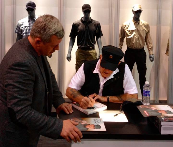 Рональд Лі Ермі підписує постер для українських власників зброї