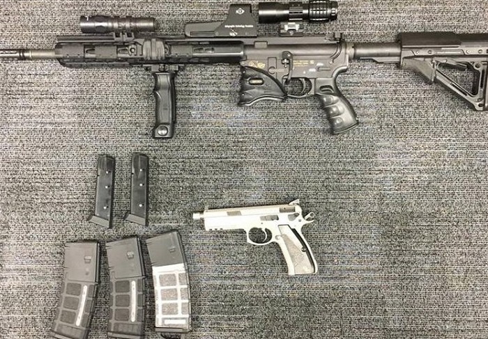 Во время обыска дома подозреваемого полиция нашла «штурмовой» пистолет и «штурмовую» винтовку.