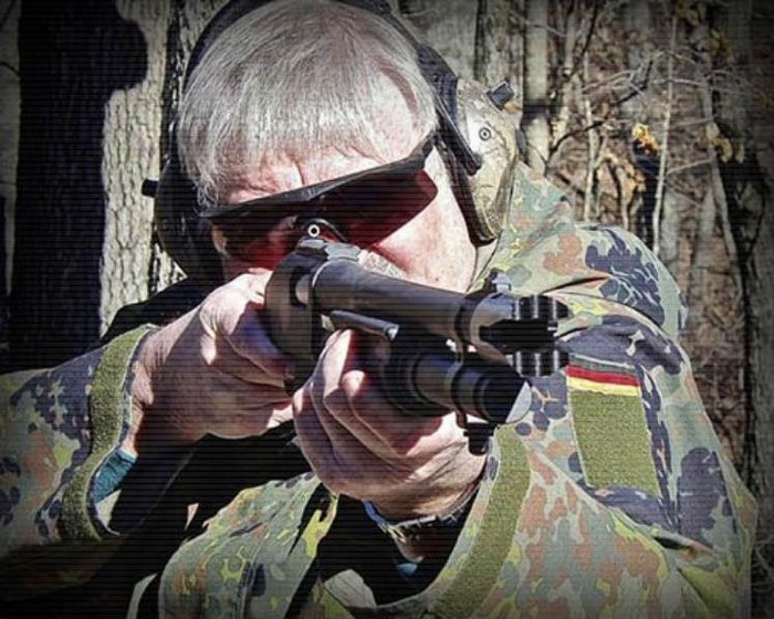 Автор по-прежнему считает Remington 8710 одним из самых надежных и эффективных «боевых» дробовиков. В данном случае он использует Remington 870 ExpressTactical с дульной насадкой GATOR