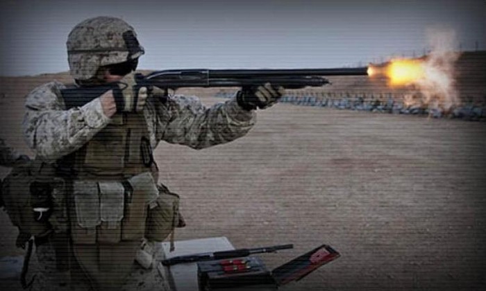 Морской пехотинец стреляет из MossbergМ500 в лагере морской пехоты США в Афганистане.