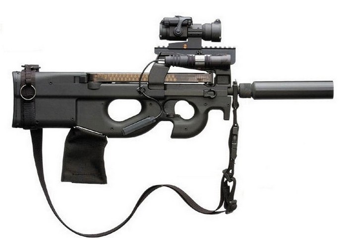 Пистолет-пулемет FN P90 TR с глушителем, оптическим прицелом, тактическим фонарем и гильзоуловителем
