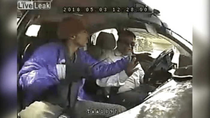 В Еквадорі грабіжник 16 разів ударив ножем таксиста. Відео