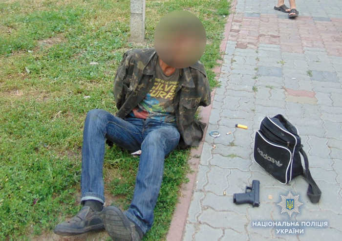 На Чернігівщині у двох раніше судимих вилучили пістолет Glock та АК