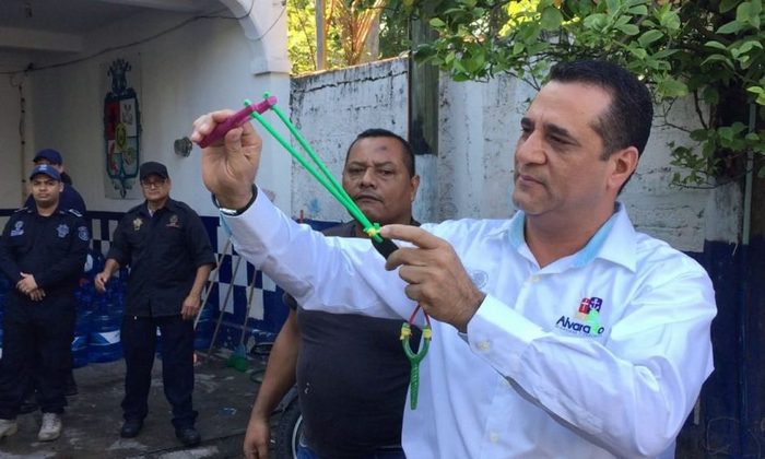  Мэр г. Алварадо Богар Руиз Роза с рогаткой в руках. 
