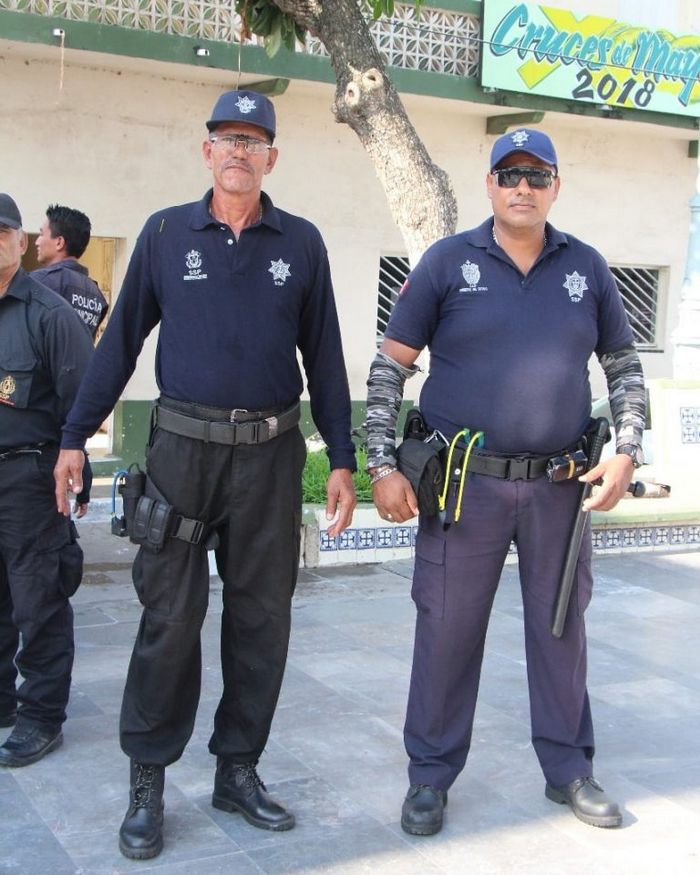 Поліція міста Алварадо позує перед камерами з рогатками і камінням.