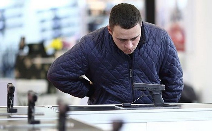 Стій, стрілятимуть: чому українці масово купують зброю