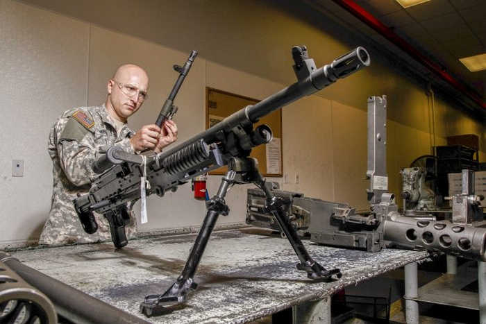 Обслуживание пулемета M240 на военном складе в городе Аннистон, Алабама.