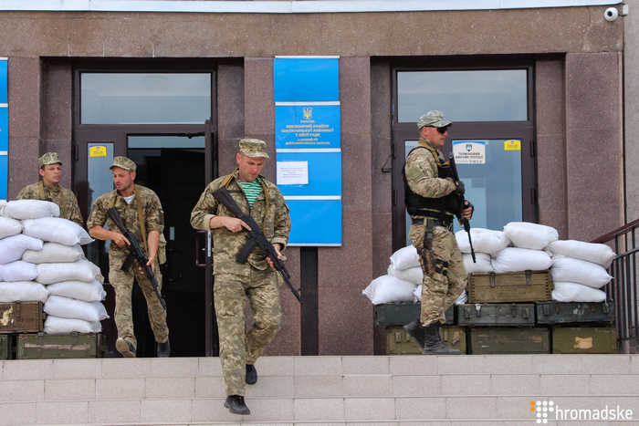 Показові військові навчання біля будівлі райради, Кривий Ріг, Дніпропетровська область, 6 липня 2017 року