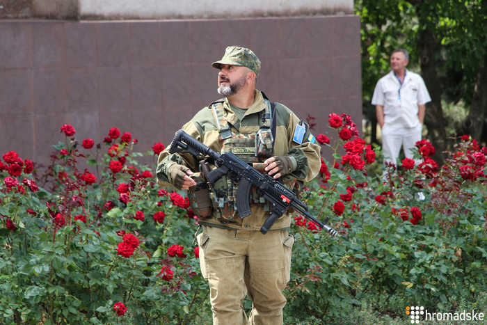 Володимир Азарян під час показових військових навчань біля будівлі райради, Кривий Ріг, Дніпропетровська область, 6 липня 2017 року