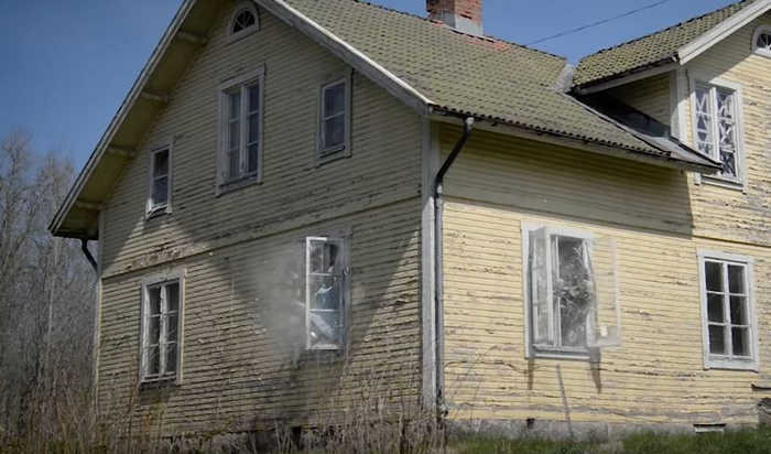 От взрыва в доме повыбивало окна.