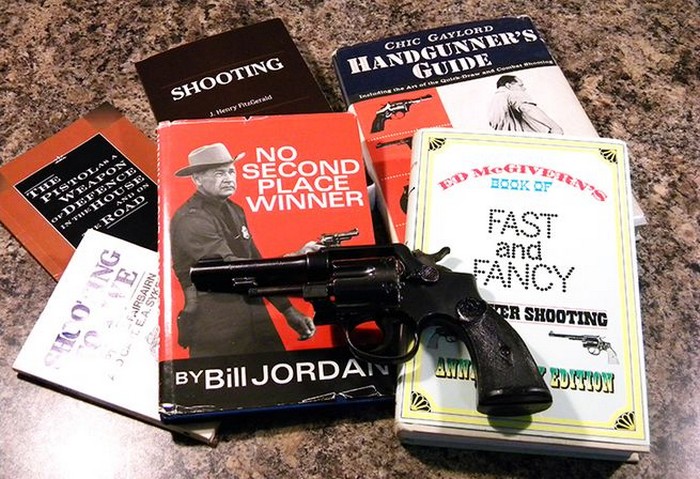 Smith & Wesson M&P .38 Special і базова література, щоб розуміти цей тип зброї. Револьвери з'явилися дуже давно, і з тих часів мало в чому змінилися, тому стара література залишається актуальною і сьогодні.