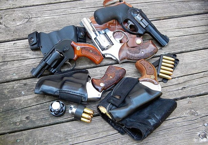 Есть несколько способов ношения запасных патронов для револьвера, и они не такие удобные, как в случае с пистолетами. Все зависит от предпочтений.