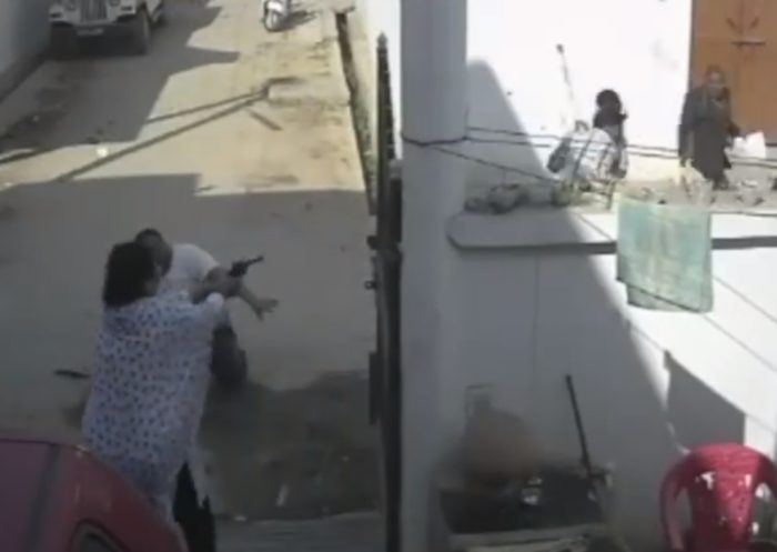 Вооруженная револьвером жена спасает мужа от жестокого избиения