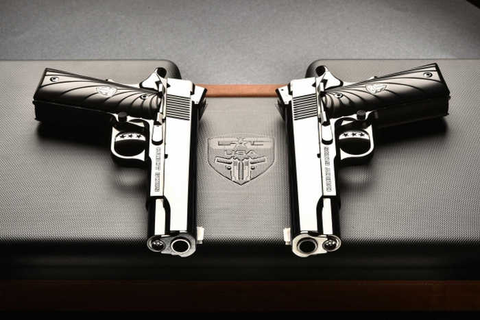 Cabot Guns Mirror Image Pistols – изумительная парочка для истинных знатоков.