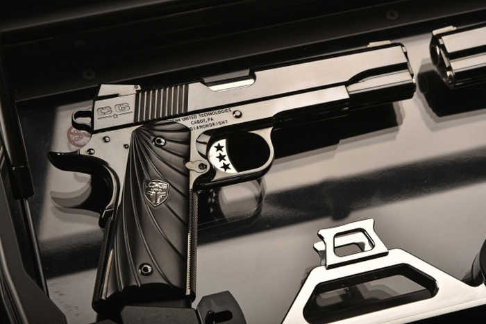 Права версія пістолета Cabot Guns Mirror Image Pistol.