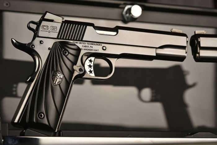 Пістолети недарма називаються Mirror Image Pistols – є версія для правої руки.