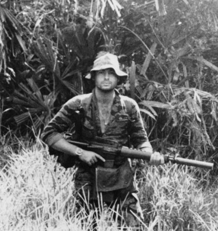 Сержант Боб Сэмпсон (Bob Sampson), вооруженный Ml 6 с глушителем, 71-я рота глубинной разведки армии США. Война во Вьетнаме, период 1957-1968 гг.